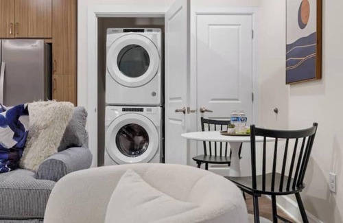 Sobro Apartamento | Elegant Retreat Walk to The Gulch & Broadway