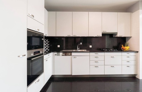 Oliveira do Douro Apartamento | HostWise - Elegant Riverfront Flat | Pool and Sports