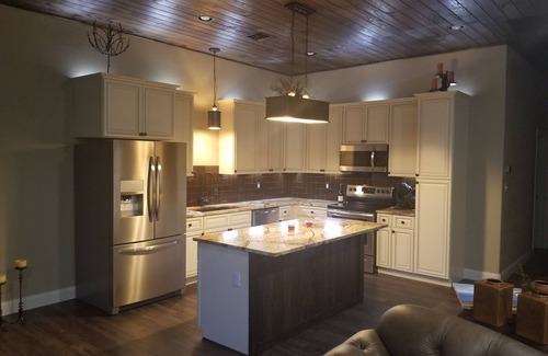 Giddings Casa | Elegante barndominium rústico