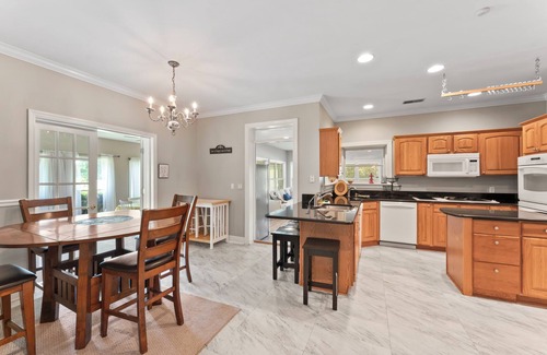 Sevierville Casa | Elegant Sevierville estate with private grounds and indoor pool