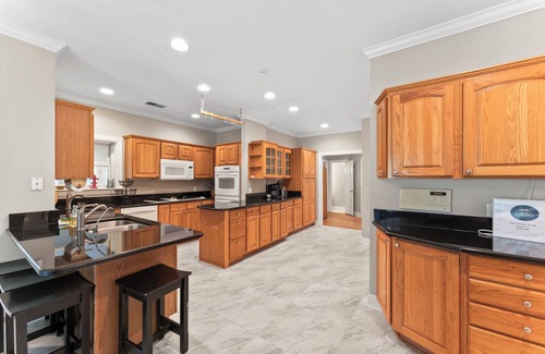 Sevierville Casa | Elegant Sevierville estate with private grounds and indoor pool
