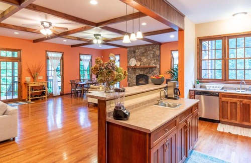 Almond Casa | Elegant Smoky Mountains Retreat