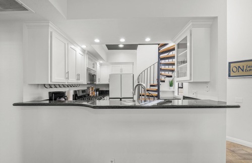 Huntington Beach Condominio | Elegante y espacioso ☆ Cerca de la playa y rutas de senderismo ☆ Servicios del complejo ☆ Balcón