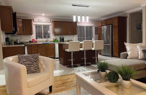 Harper Woods Casa | Elegant & spacious 3/2 Gem in Harper Woods