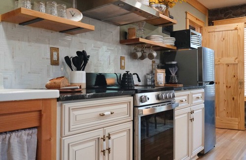 Cascade-Chipita Park Cabina | Elegant Stone Cottage by Pikes Peak