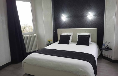 Cluis Cama Y Desayuno | Estancia elegante en castillo, confort moderno y actividades cercanas