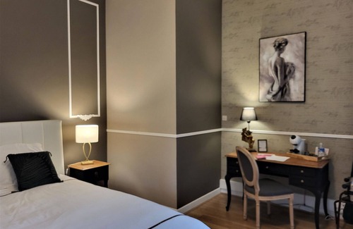 Cluis Cama Y Desayuno | Estancia elegante en castillo, confort moderno y actividades cercanas