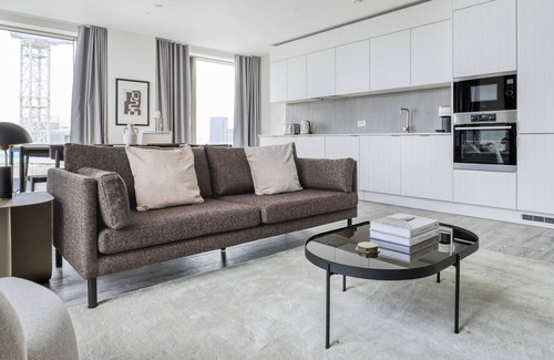 Stratford and New Town Apartamento | Elegant Stratford 1BR w/ Security & Gym, nr Train Station, by Blueground
