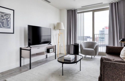Stratford and New Town Apartamento | Elegant Stratford 1BR w/ Security & Gym, nr Train Station, by Blueground