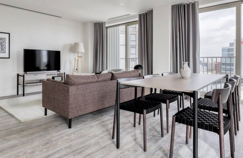 Stratford and New Town Apartamento | Elegant Stratford 1BR w/ Security & Gym, nr Train Station, by Blueground