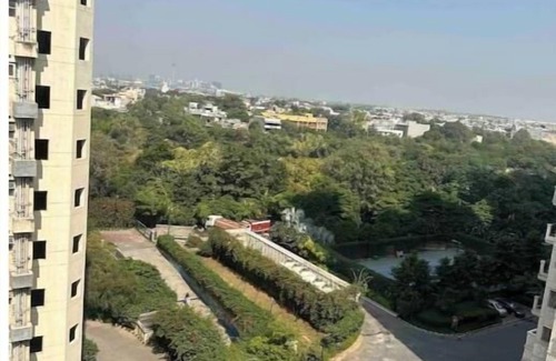 New Delhi Apartamento | Elegant Studio Apt in DLF CapitalGreen West Delhi