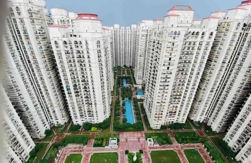 New Delhi Apartamento | Elegant Studio Apt in DLF CapitalGreen West Delhi