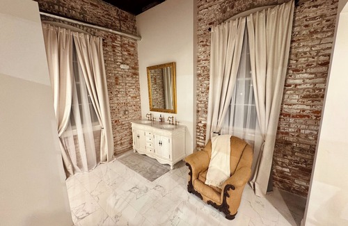 Sunshine Apartamento | Elegant studio in Restored Downtown District of Plaquemine