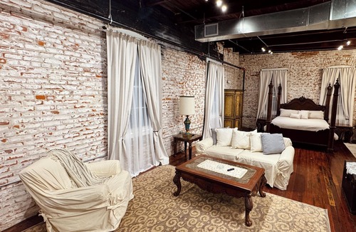 Sunshine Apartamento | Elegant studio in Restored Downtown District of Plaquemine
