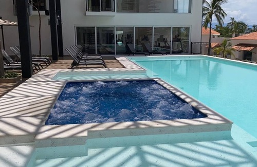 Bucerias Apartamento | Elegante Estudio, a una cuadra de la playa, Picina, Gym.
