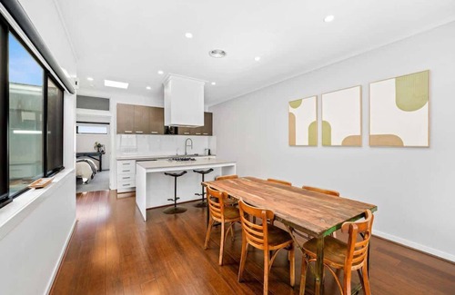 Coburg North Casa | Elegant Townhouse in Coburg North with parking