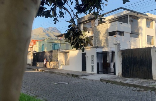 Ibarra Casa | Elegant, tranquil house for 16 guests free 4 cars parking in a great location!