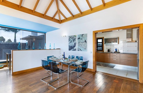 Playa Blanca Villa | Elegante villa cerca de la playa con piscina, sauna, bañera de hidromasaje , terraza