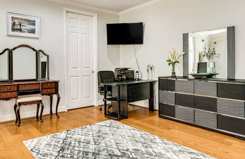 George Bush Park/Eldridge Casa | Elegant westside home with fenced yard, patio, chef's kitchen, washer/dryer & AC