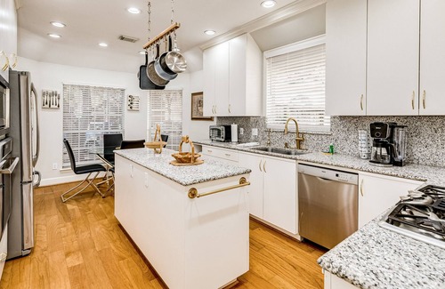 George Bush Park/Eldridge Casa | Elegant westside home with fenced yard, patio, chef's kitchen, washer/dryer & AC