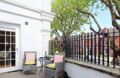 City Centre Dublin Casa | Elegant White Regency Townhouse with Terrace/Patio