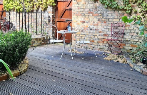 City Centre Dublin Casa | Elegant White Regency Townhouse with Terrace/Patio