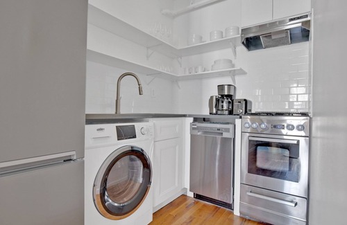 Williamsburg Apartamento | Elegant Williamsburg 1BR w/ W/D, nr Domino Park, by Blueground