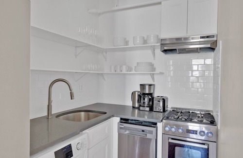 Williamsburg Apartamento | Elegant Williamsburg 1BR w/ W/D, nr Domino Park, by Blueground