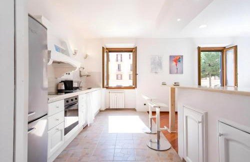 San Giovanni Apartamento | Elegantis San Giovanni Suite - Chic Apartment with Bathtub Near Historic Center, Metro & Tram Nearby