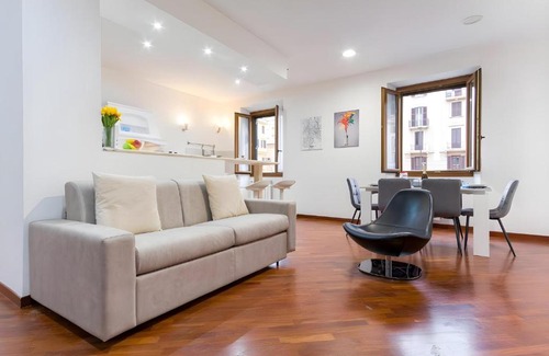 San Giovanni Apartamento | Elegantis San Giovanni Suite - Chic Apartment with Bathtub Near Historic Center, Metro & Tram Nearby