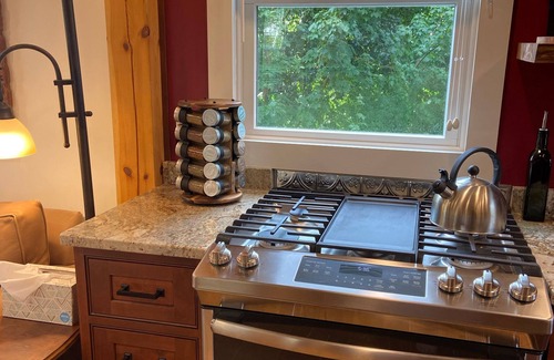 Beacon Apartamento | Elegantly appointed, newly renovated apartment in early 1800's brick farmhouse