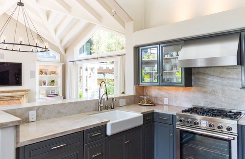Corona del Mar Casa | Elegantly Decorated Single-Story Home with Soaring Ceilings and Large Yard