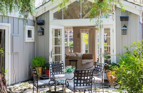 Corona del Mar Casa | Elegantly Decorated Single-Story Home with Soaring Ceilings and Large Yard