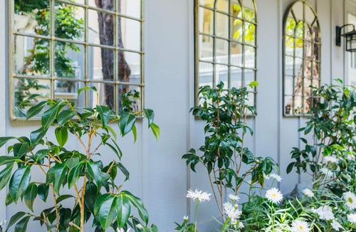 Corona del Mar Casa | Elegantly Decorated Single-Story Home with Soaring Ceilings and Large Yard