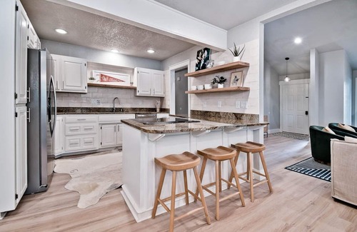Bella Vista Casa | Elegantly decorated home located right next to the Lago Vista Spur bike trail