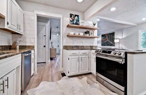 Bella Vista Casa | Elegantly decorated home located right next to the Lago Vista Spur bike trail