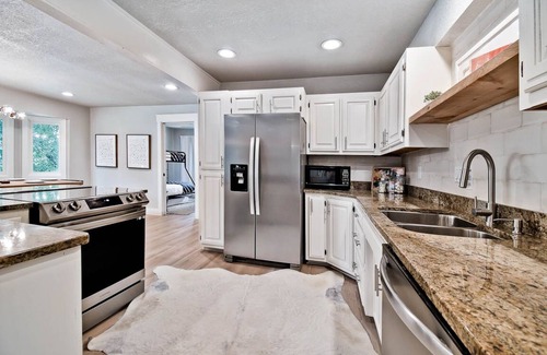 Bella Vista Casa | Elegantly decorated home located right next to the Lago Vista Spur bike trail