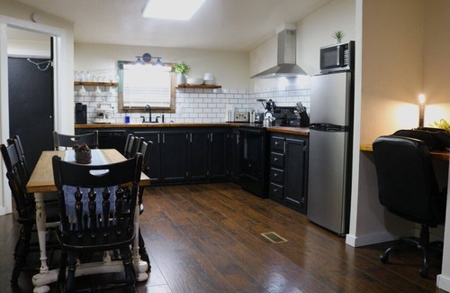 Electra Casa | Elegantly Rustic 3 Bedroom 2 Bath Modern Farmhouse Cottage