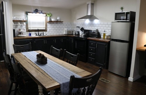 Electra Casa | Elegantly Rustic 3 Bedroom 2 Bath Modern Farmhouse Cottage