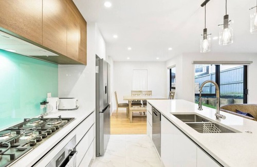 Mount Roskill Casa | Element Edge Townhouse with Parking and Air-Con