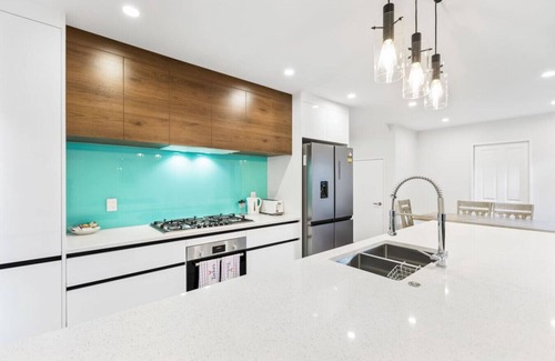 Mount Roskill Casa | Element Edge Townhouse with Parking and Air-Con