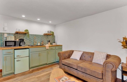 Canadensis Cabina | Elements Pocono Cabin | Firepit -Desk & Pickleball