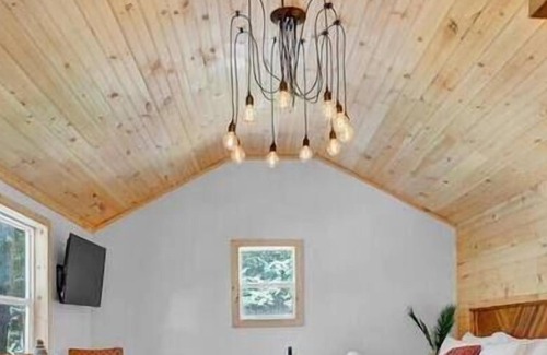 Canadensis Cabina | Elements Modern Poconos Cabin | Wi-Fi | Pets OK