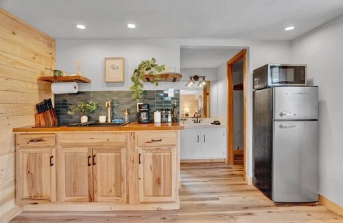 Canadensis Cabina | Elements Modern Cottage | Firepits | Pickleball