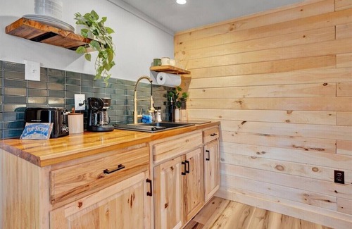 Canadensis Cabina | Elements Pocono Cabin | Pickleball | Firepits