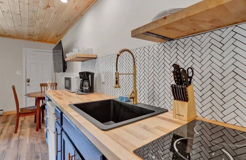 Canadensis Hotel | Elements Pocono Modern | Firepits | Pet-Friendly