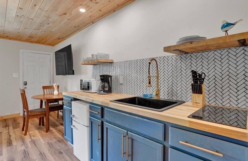 Canadensis Hotel | Elements Pocono Modern | Firepits | Pet-Friendly