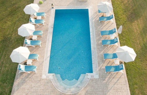 Acharavi Villa | Eleni Luxury Villa para relajarse tomando el sol a un paso del mar en una gran propiedad