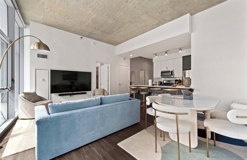 The Loop Apartamento | Top-Notch 2BR: The Bean View, Loop, Balcony