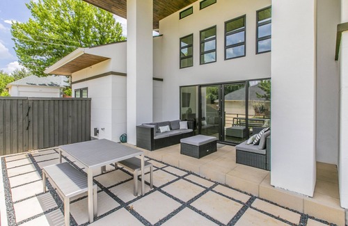 Lewisville Casa | Elevated Elegance Saltwater Pool Place-Heated Pool